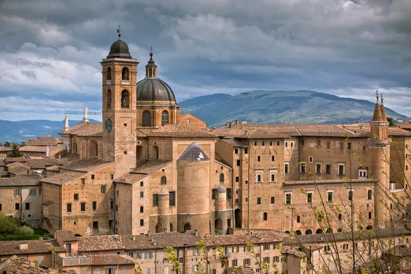 Gamla urbino, Italien, stadsbilden på tråkig dag — Stockfoto