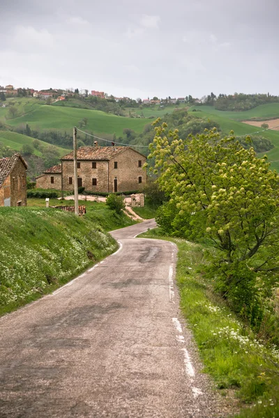 Italia Casa rural y carretera local — Foto de Stock