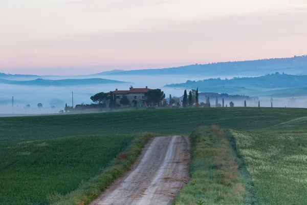 Ferme en Toscane au lever du soleil — Photo