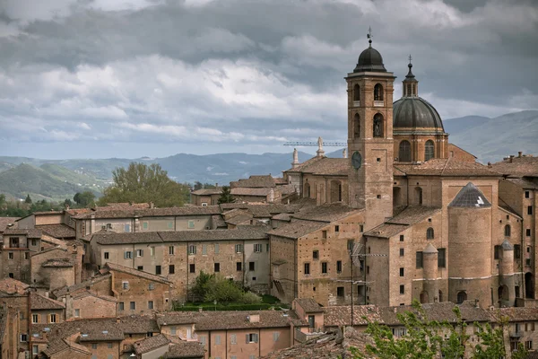 Stará urbino, Itálie, panoráma na nudný den — Stock fotografie