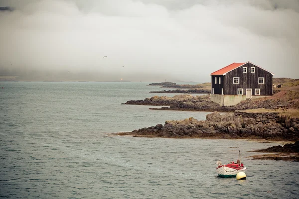 Huis en boot in Oost-IJsland — Stockfoto