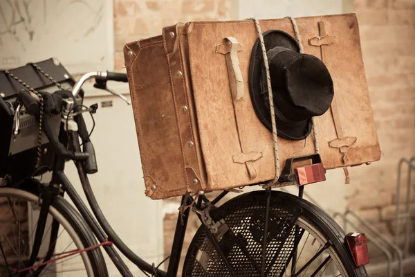 Chapéu preto e mala marrom na bicicleta velha — Fotografia de Stock