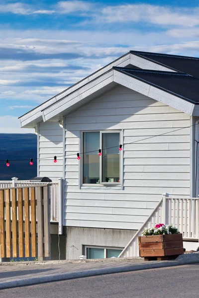 Vit spåranslutning Isländska house — Stockfoto