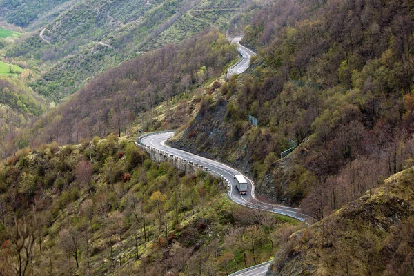 Camino sinuoso a través de montañas — Foto de Stock