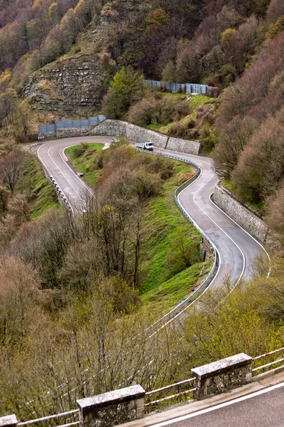 Strada tortuosa attraverso le montagne — Foto Stock