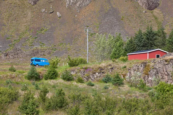 Природный ландшафт Восточной Исландии с домом и микроавтобусом — стоковое фото