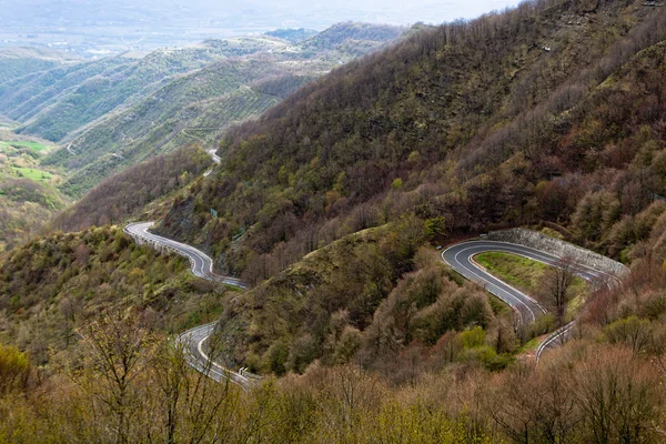 Длинная извилистая дорога через горы — стоковое фото