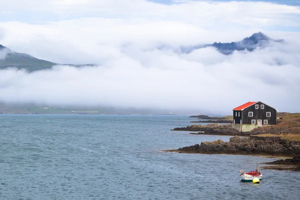 家と東アイスランドのボート — ストック写真