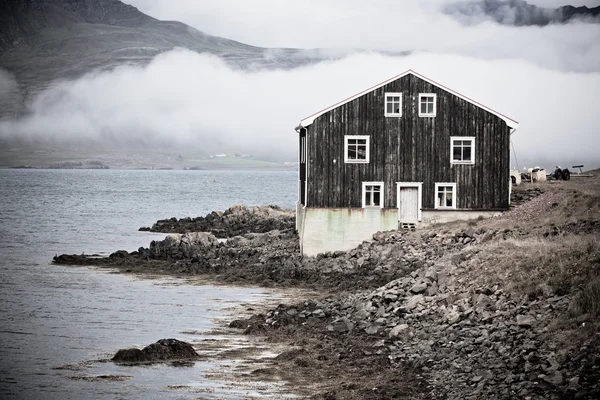 Casa de madera negra en Islandia Oriental — Foto de Stock