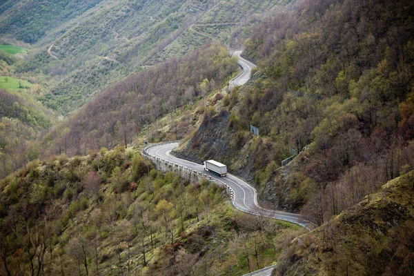 Длинная извилистая дорога через горы — стоковое фото