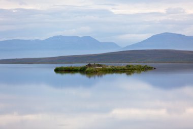 sudaki yansıması ile İzlanda manzara