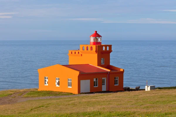 Meereslandschaft mit orangefarbenem Leuchtturm — Stockfoto