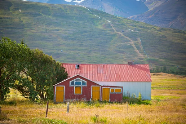 Kuzey İzlanda foothill terk edilmiş evde
