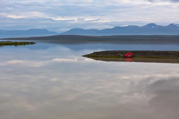 Islandia pejzaż z czerwonym łódź — Zdjęcie stockowe