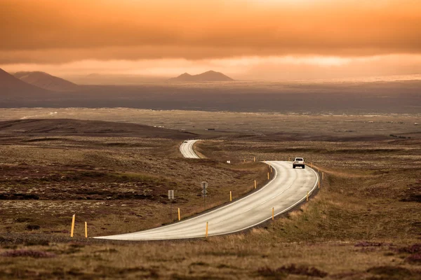 Curve Highway através da Islândia Paisagem — Fotografia de Stock