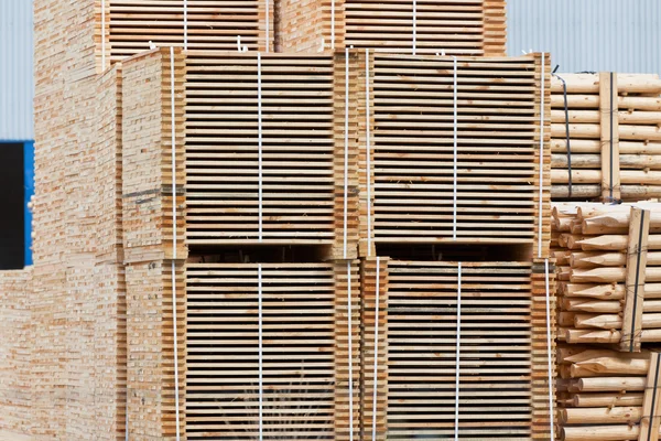 Paletas apiladas de madera nuevas —  Fotos de Stock