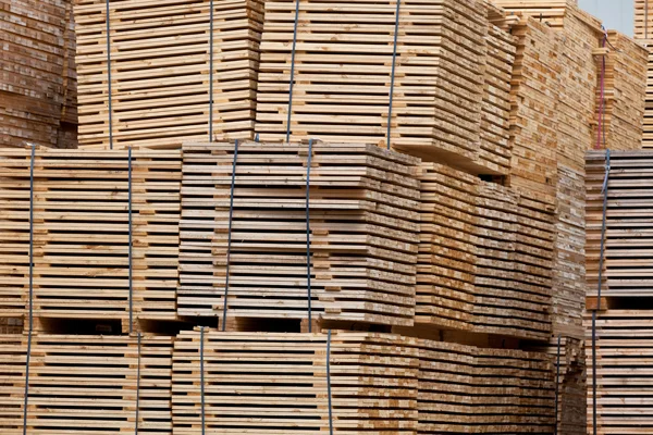 yeni ahşap yığılmış palet