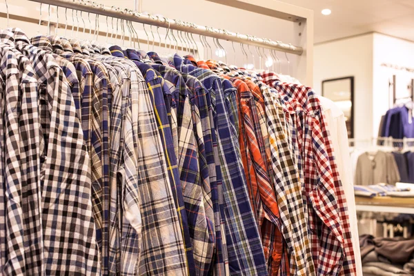 Geruite shirts op het rek winkel — Stockfoto