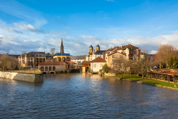 La Moselle traverse l'ancienne ville de Metz, en France — Photo