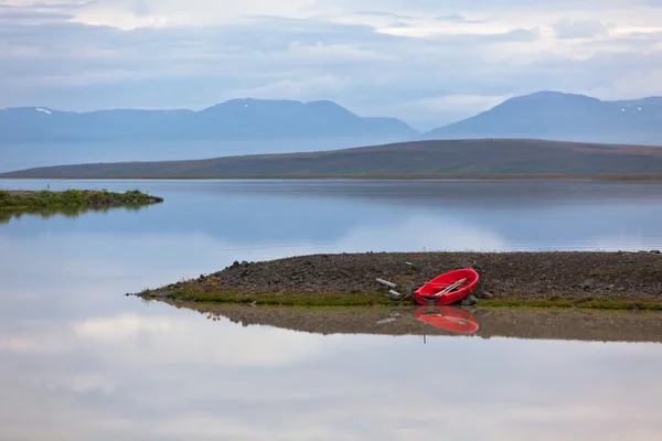 İzlanda su yatay, kırmızı tekne — Stok fotoğraf