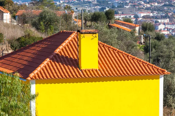 Utsidan av ljusa gula lantligt hus — Stockfoto