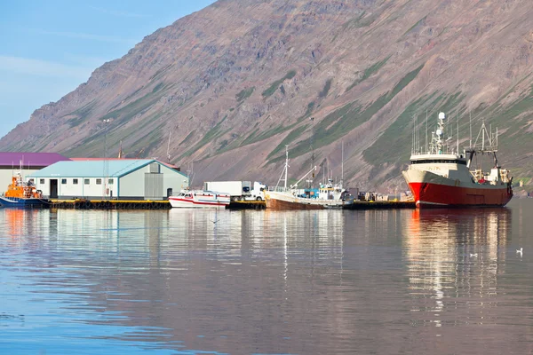 Typische IJsland harbor met vissersboten — Stockfoto