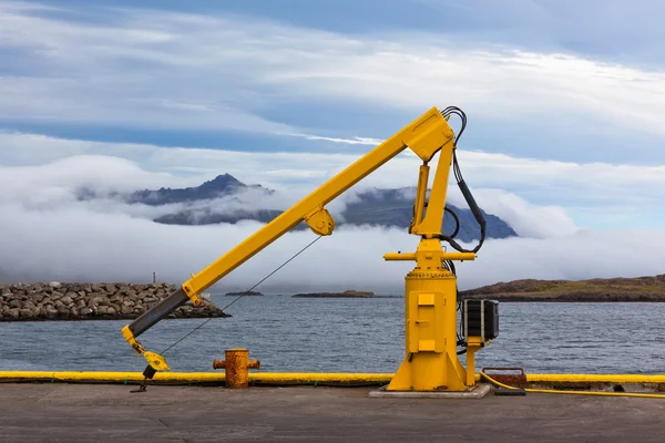 Angelkran im kleinen Hafen der Stadt am Meer. — Stockfoto