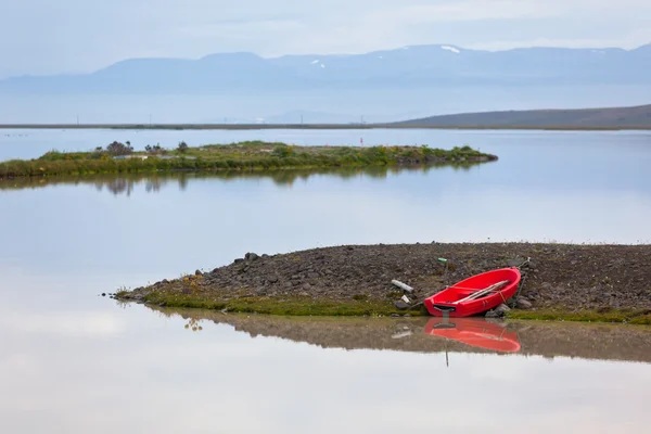 Island vatten landskap med röd båt — Stockfoto