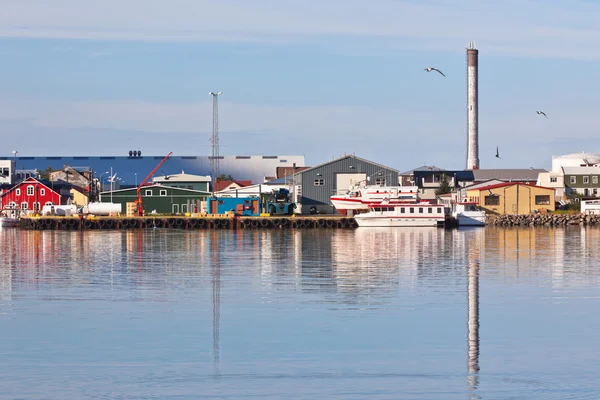 Puerto típico de Islandia con barcos de pesca — Foto de Stock