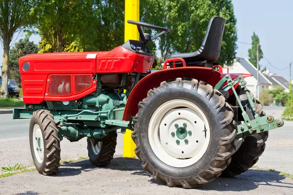 Новый красный трактор — стоковое фото