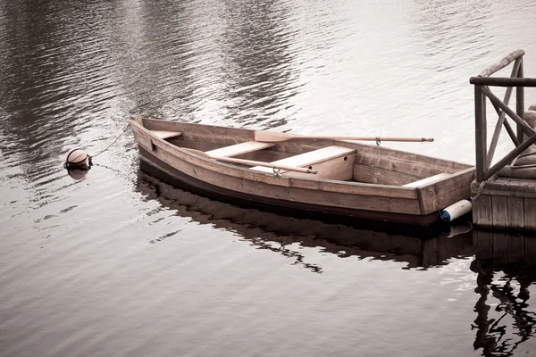 Bateau flottant en bois avec pagaies — Photo