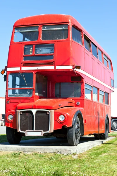 Starý červený Londýn dvoupatrový autobus — Stock fotografie