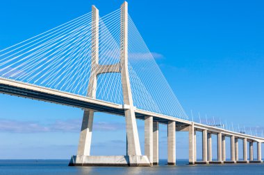 Modern köprü parçası: karşı parlak mavi beyaz