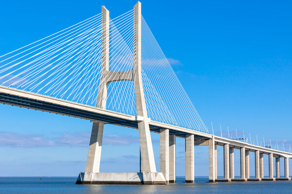 Современный фрагмент моста: белый против ярко-голубого

