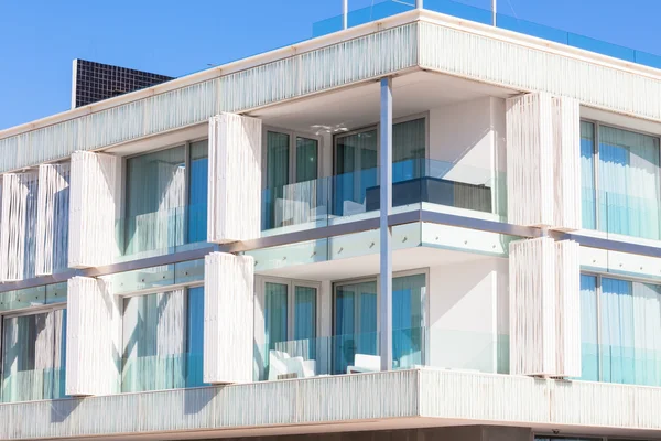 Balcones en una nueva casa de apartamentos de pared de vidrio — Foto de Stock