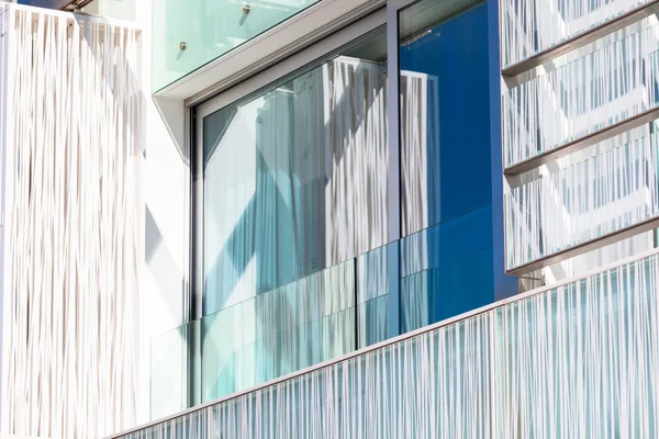 Balkon in een nieuwe glazen muur appartement huis — Stockfoto