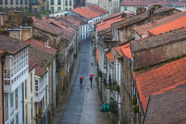 Vue vers le bas sur la rue pluvieuse de la vieille ville — Photo