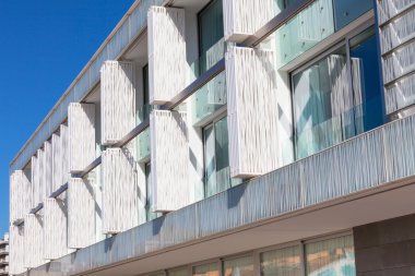 yeni bir cam duvar evde balkon