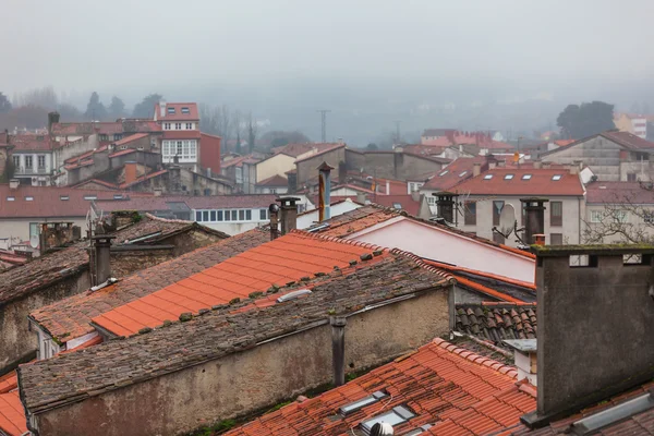 Chuvoso telhados de vila velha — Fotografia de Stock