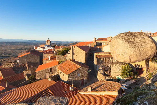 Ciudad pequeña Monsanto en las montañas portuguesas — Foto de Stock