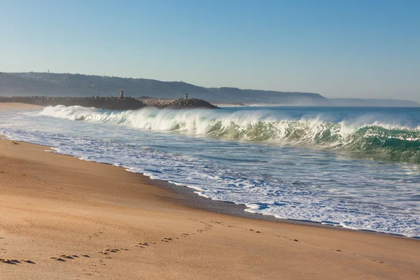Långa sandstranden i Nazaré, portugal — Stockfoto
