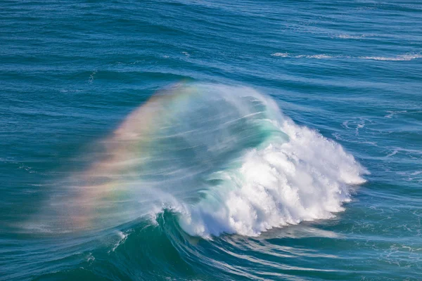 Onda oceanica gigante con arcobaleno in spray — Foto Stock