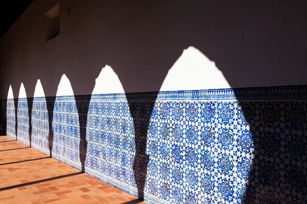 Bogenschatten an Azulejo-Mauer — Stockfoto