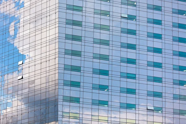 Réflexions dans le bâtiment du gratte-ciel en verre — Photo