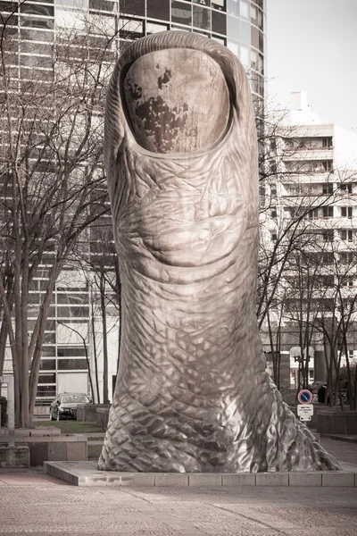 La escultura del dedo gigante, La Defense, París — Foto de Stock