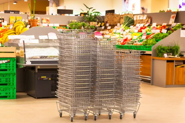 Pila de cesta de la compra de metal brillante —  Fotos de Stock