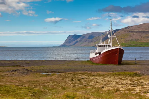 Navire de pêche abandonné en Islande — Photo