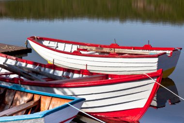 Yüzer parlak ahşap tekneler