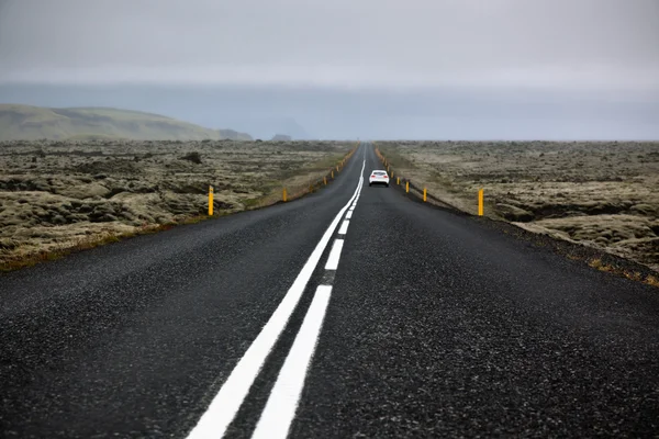 Motorväg genom Island landskap vid dimmig dag — Stockfoto