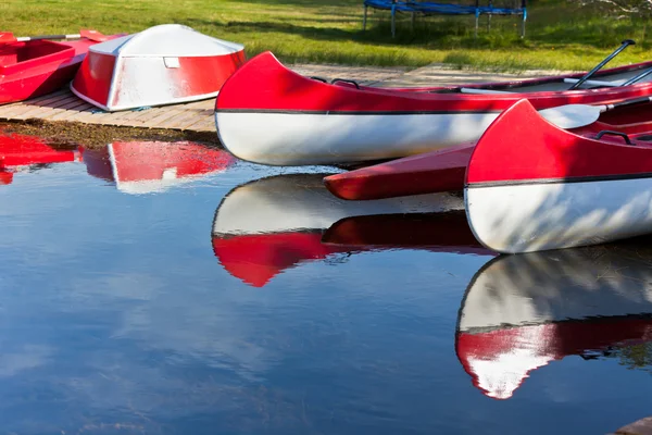 Canoe e barche rosse e bianche — Foto Stock